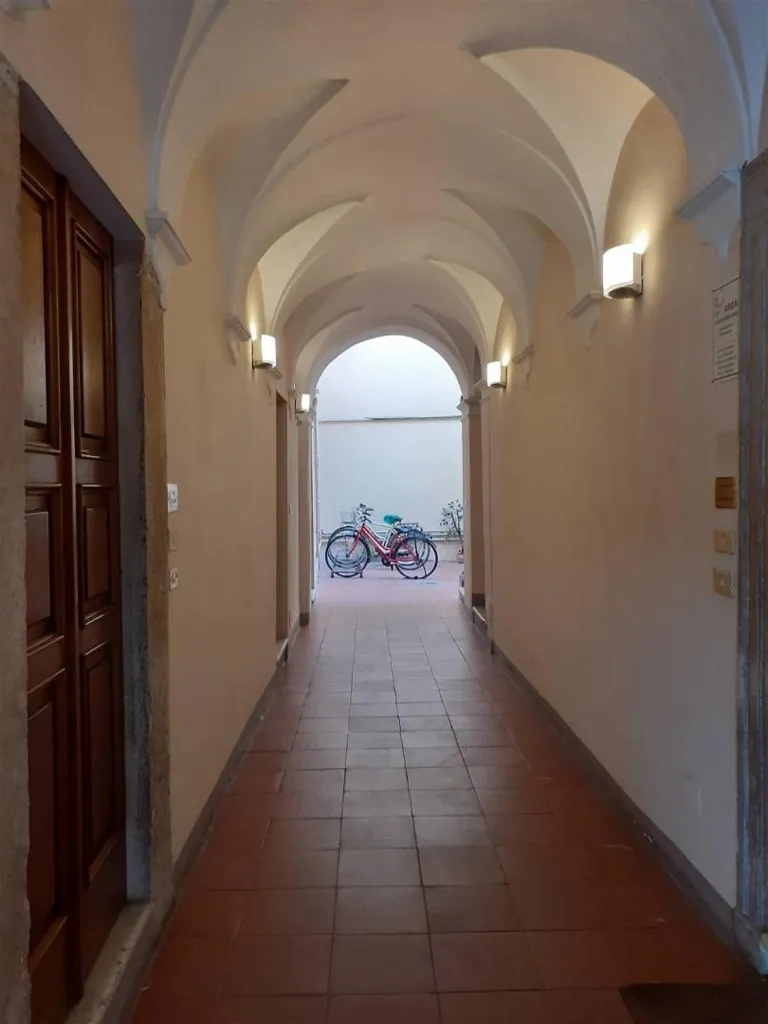 Entrée - Historic Building with Potential for Apartments in Mantova