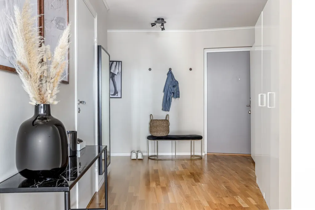 Hallway - Apartment with Large Windows in Mariehöjd