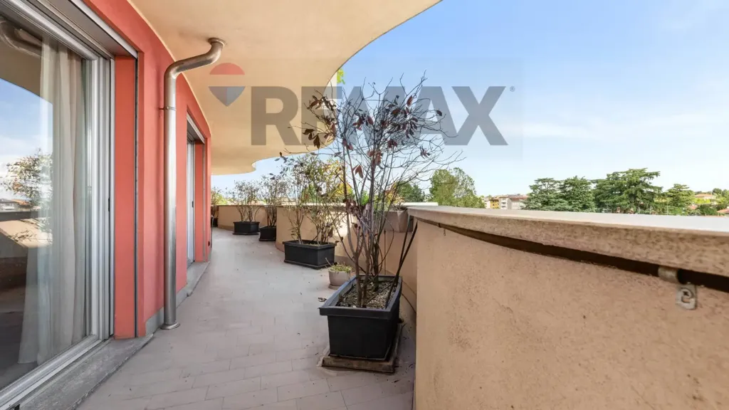 Balcony - Modern Apartment with Terrace in Legnano