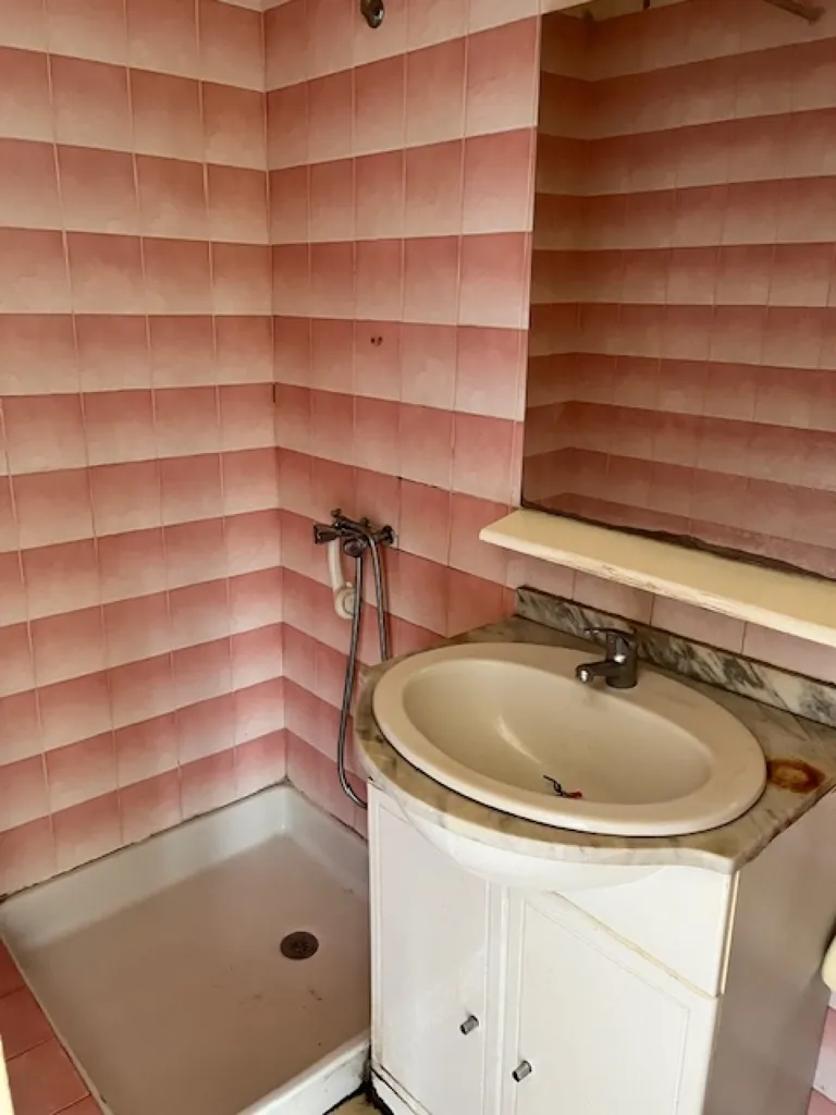 Salles de bain - Maison avec 2 Studios et Garage à Rennes