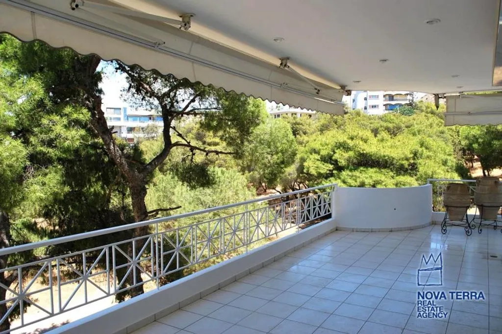 Terrasse - Luxurious Apartment with Forest View in Vouliagmeni