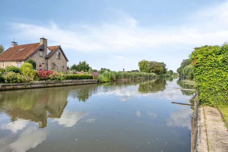 House with Waterfront Setting in Hekendorp