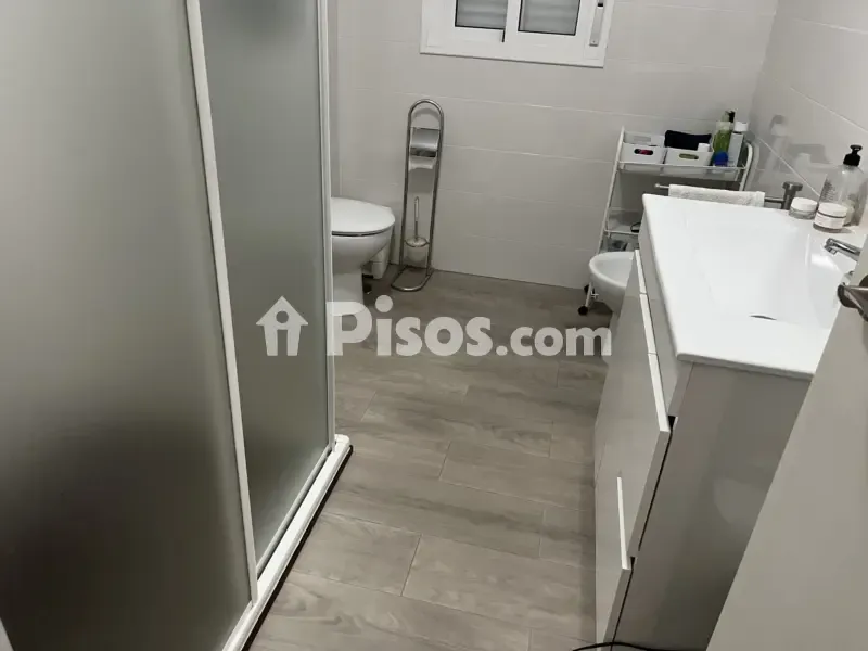 Salles de bain - Bright Apartment with Balcony in Central Location