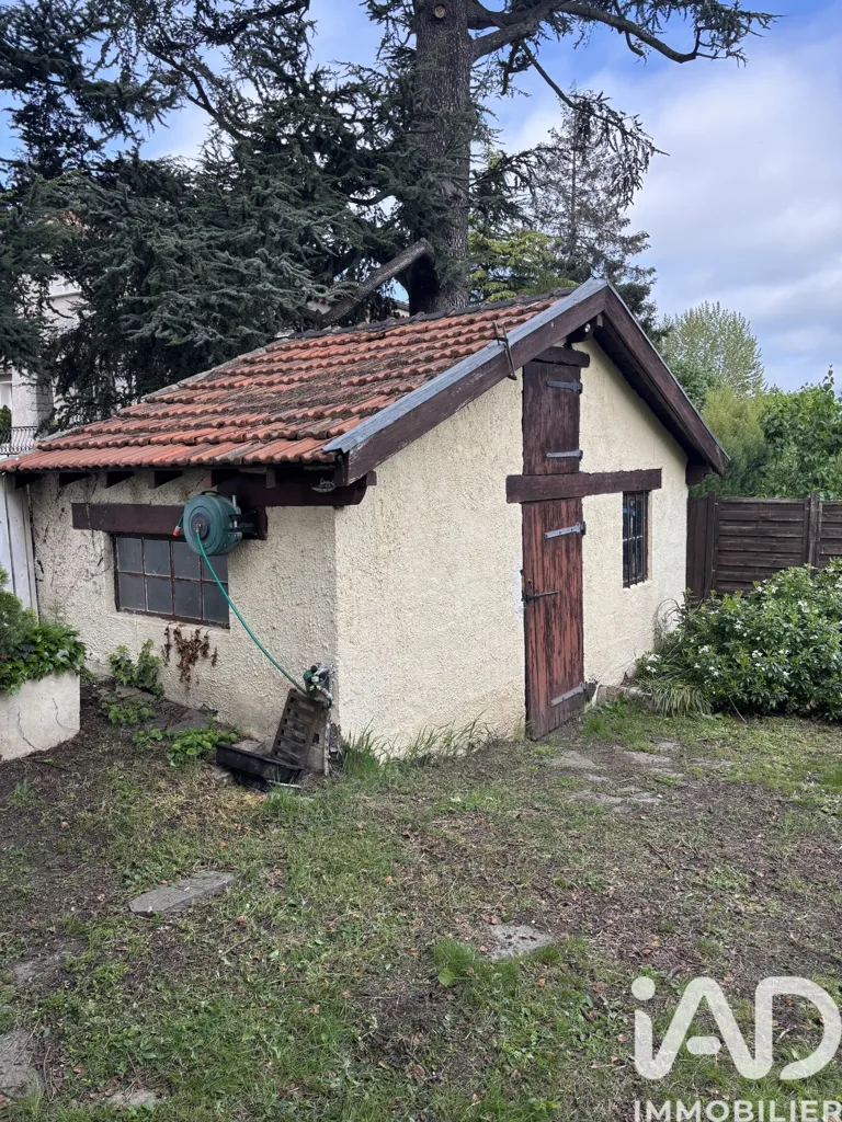 Välivaade - House with Garden and Garage in Saint-Chamond