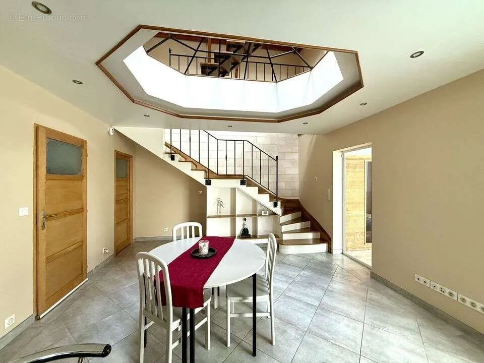 Salle à manger - Maison semi-individuelle avec piscine intérieure à Combs-la-Ville