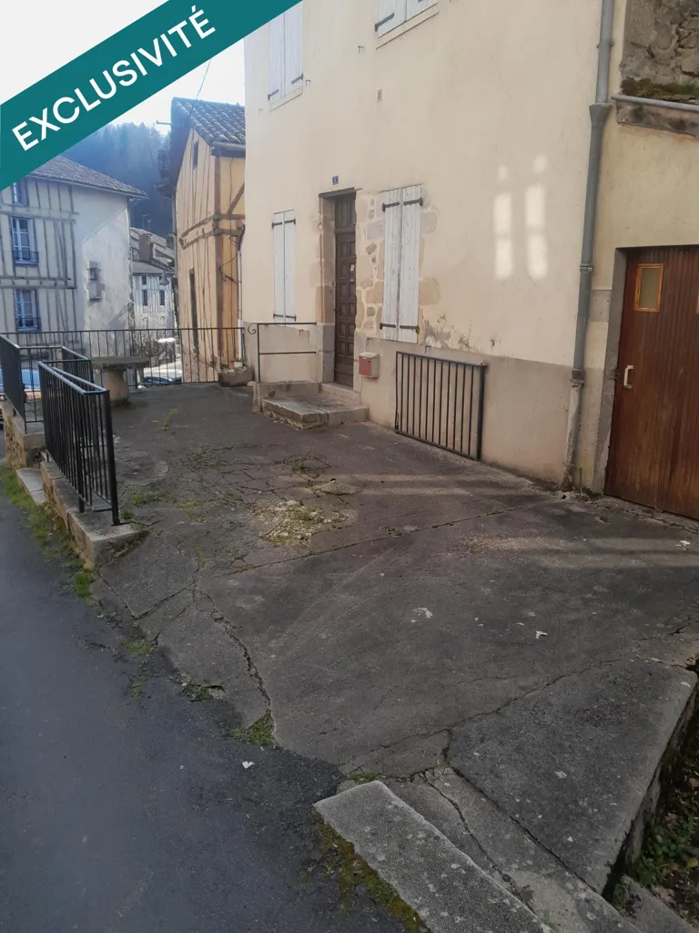 Extérieur - Maison en Pierre avec Terrasse au Centre de Laroquebrou