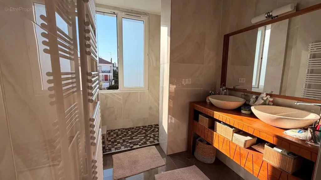 Bathrooms - Charming House with Garden in Colombes