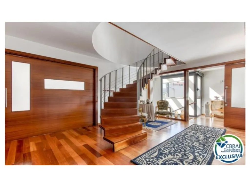 Pièces - Spacious Villa with South Orientation in Llançà
