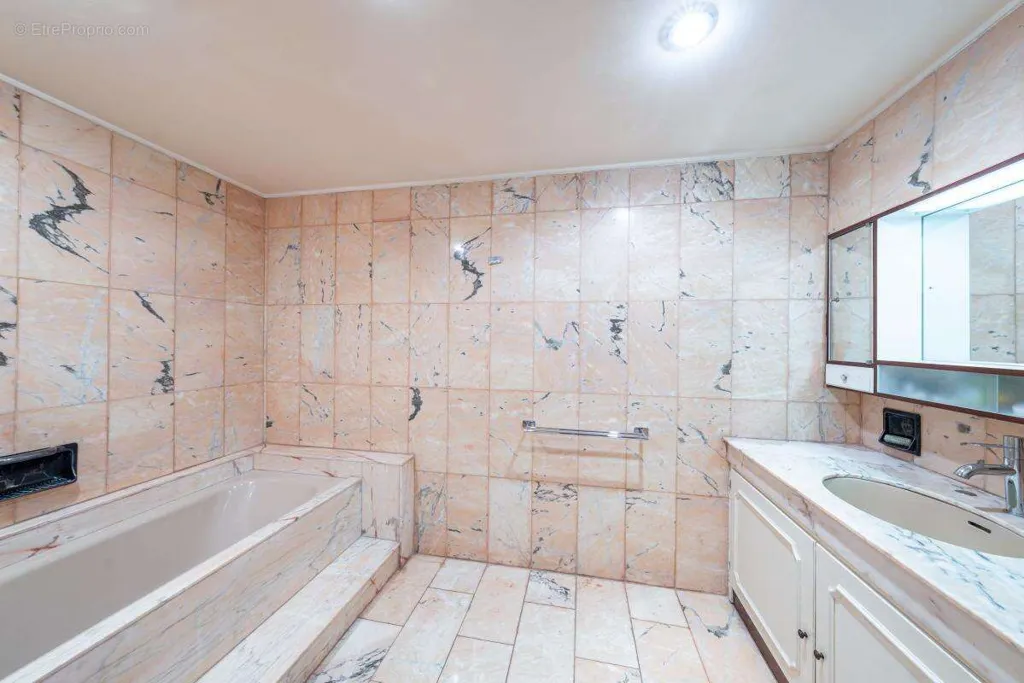 Salles de bain - Appartement avec Vue Mer et Piscine au Cannet