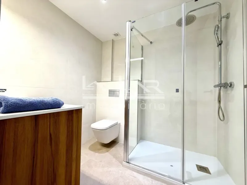 Salles de bain - Modern Flat with Balcony in Vic Centre