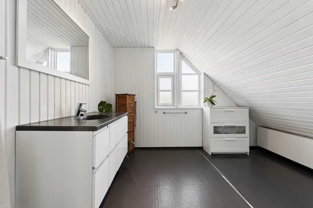 Salles de bain - Modernised Villa with Open View in Højby