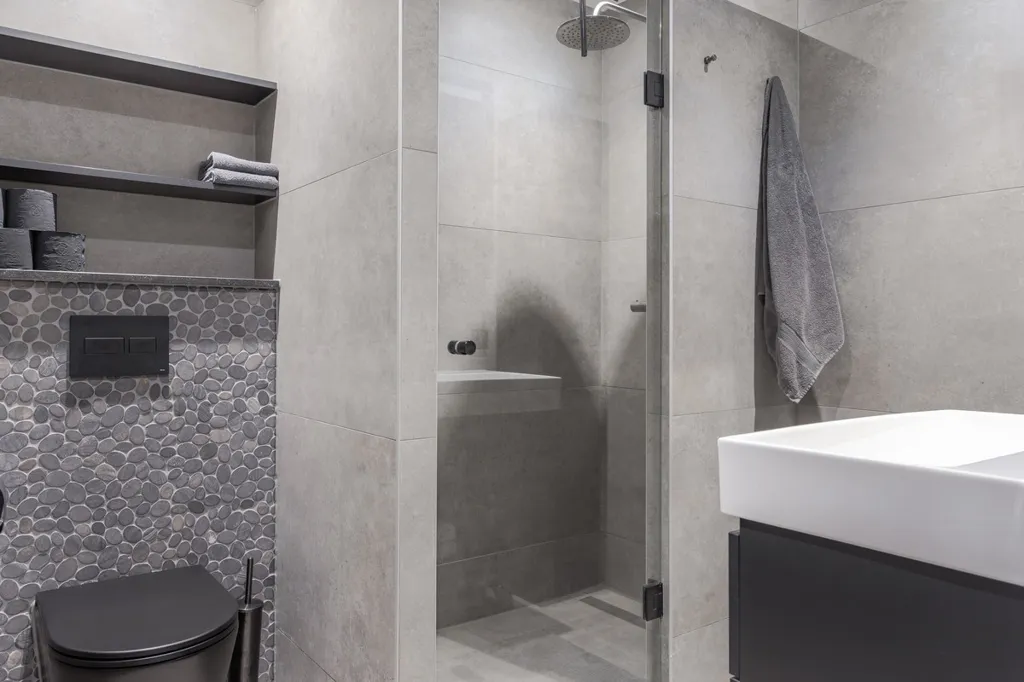 Bathrooms - Modernised House with Garden in Hoorn