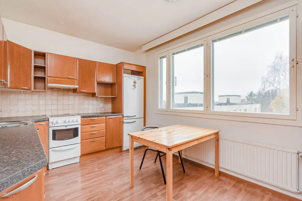 Köök - Spacious Apartment with Balcony in Tampere Hervanta