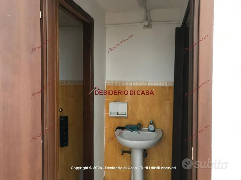 Salles de bain - Commercial Space with High Visibility in Bagheria