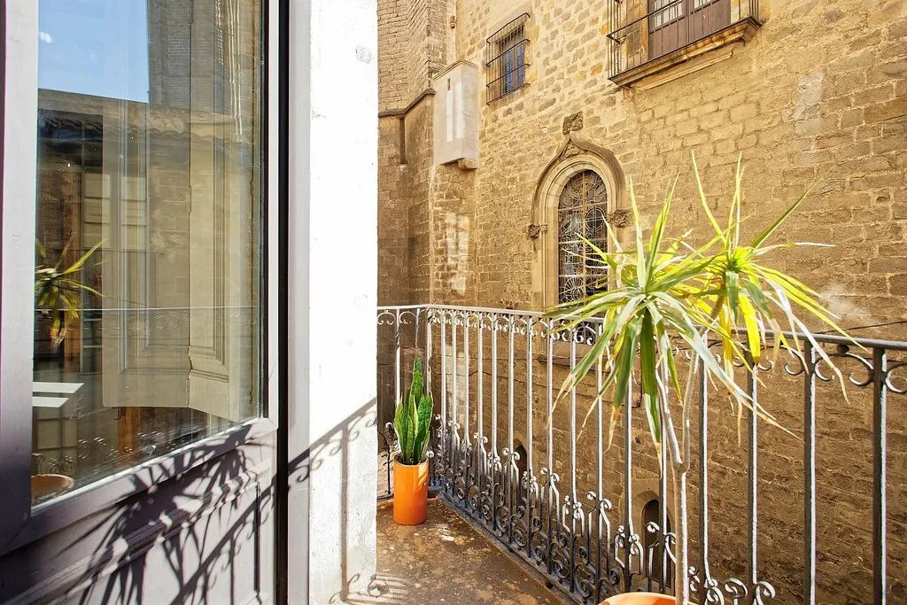 Rõdu - Luxury Apartment with Courtyard in Gothic Quarter