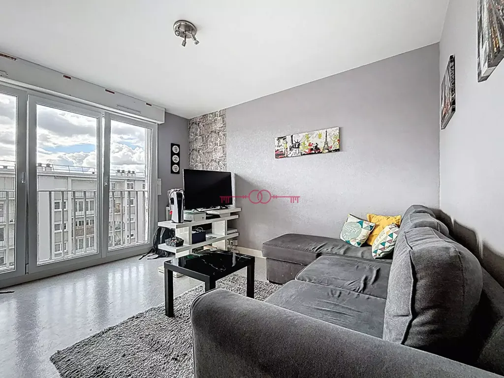 Séjour - Studio avec Ascenseur au Boulevard Dauphinot à Reims