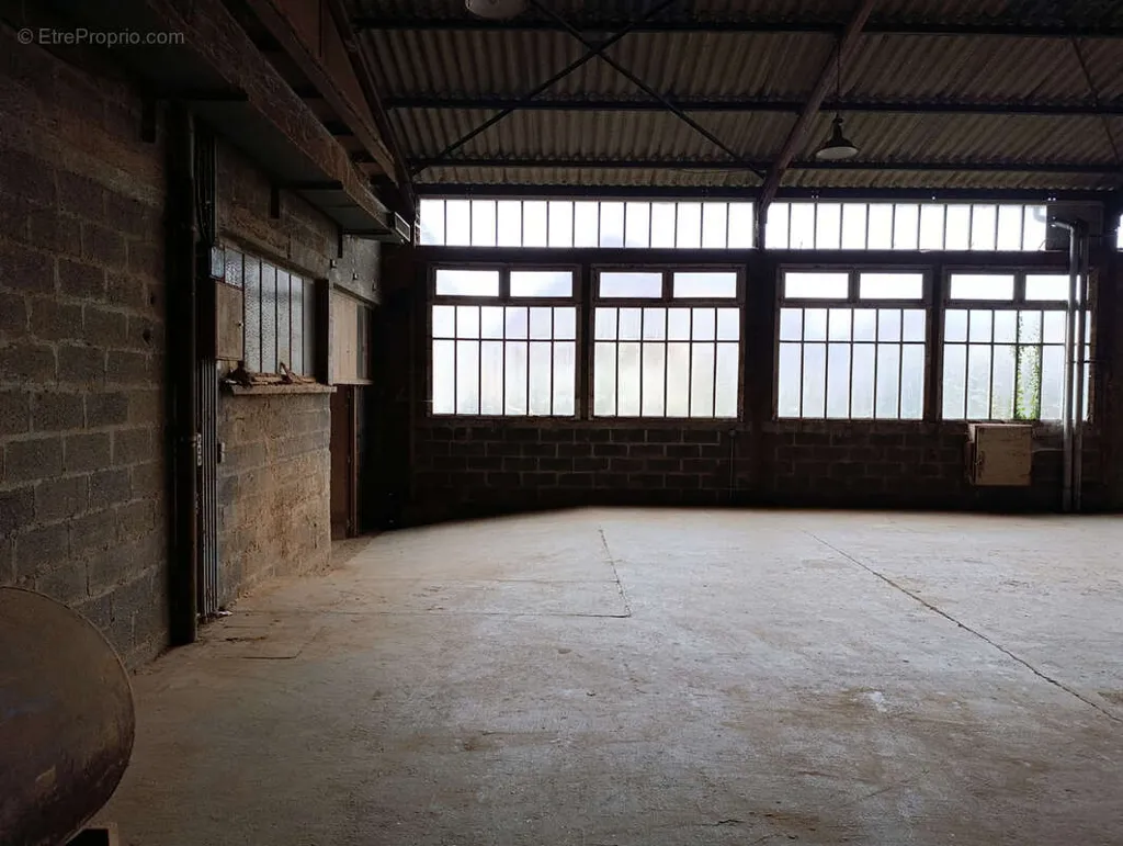 Rooms - Artisanal Complex with Storage in Mainvilliers