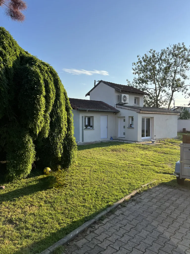 Aed - Family House with Pool in Crémieu