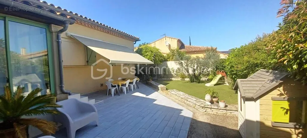 Terrasse - Villa Traditionnelle avec Studio et Piscine à Vendre