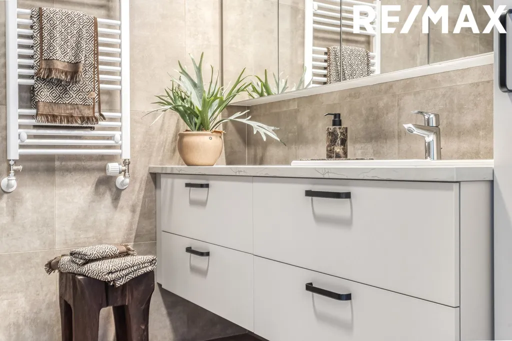 Salles de bain - 5-Bed Apartment with Balcony in Álftanes