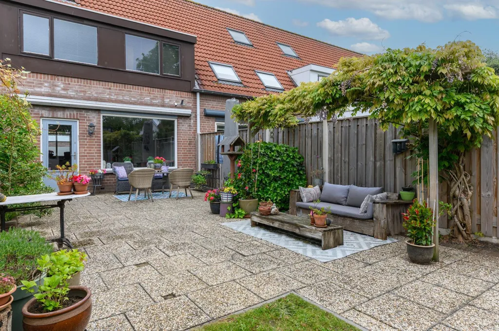 Aed - Spacious 5-Bedroom House with Deep Garden in Almere