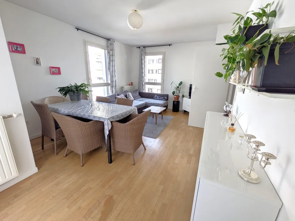 Bright 3-Bed Flat with Terrace in City Centre