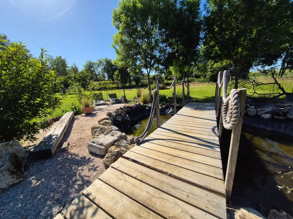 Jardin - Maison Rénovée avec Dépendances au Calme à Bords
