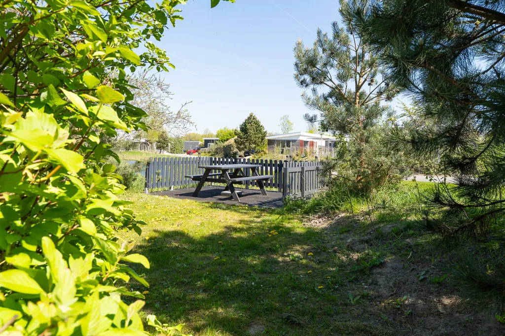 Aed - Chalet with Waterfront Access in Hellevoetsluis