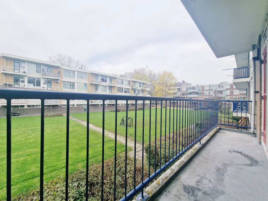Rõdu - 3-Bedroom Apartment with Balcony in Charlois