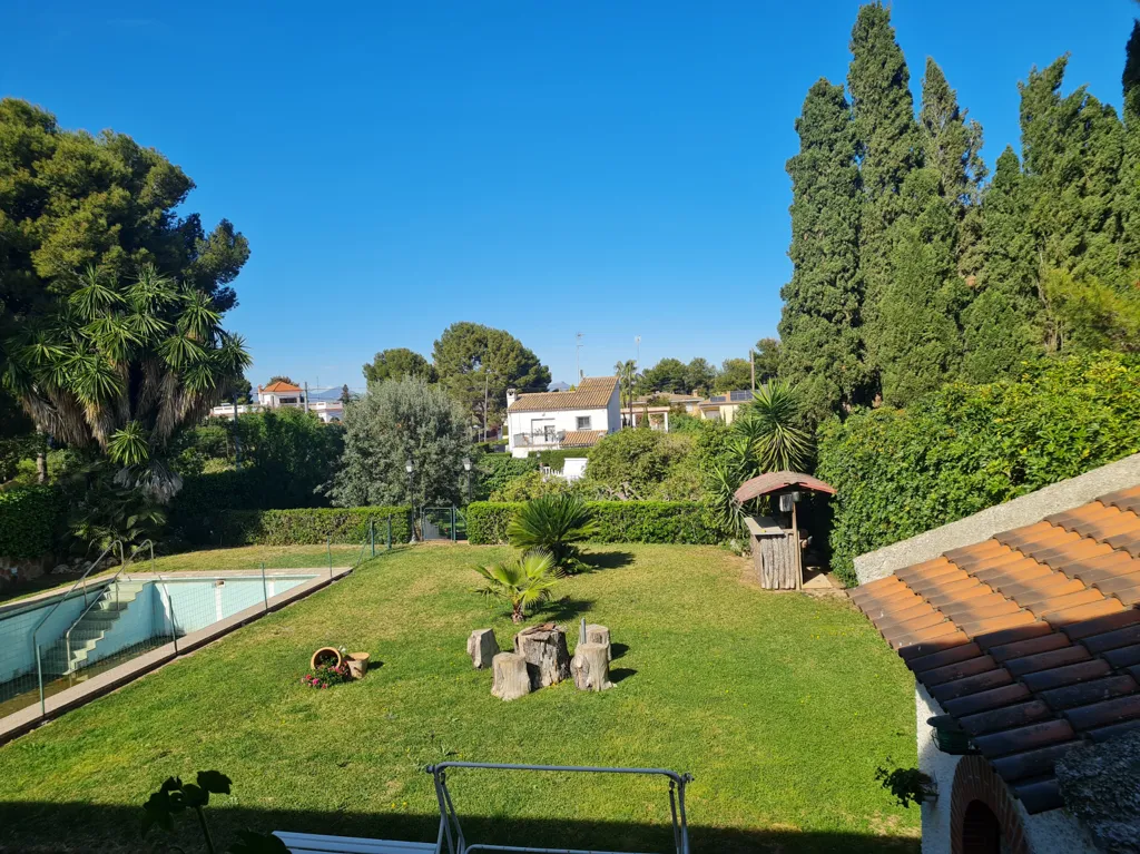 Jardin - Señorial Chalet for Renovation with Pool in La Cañada