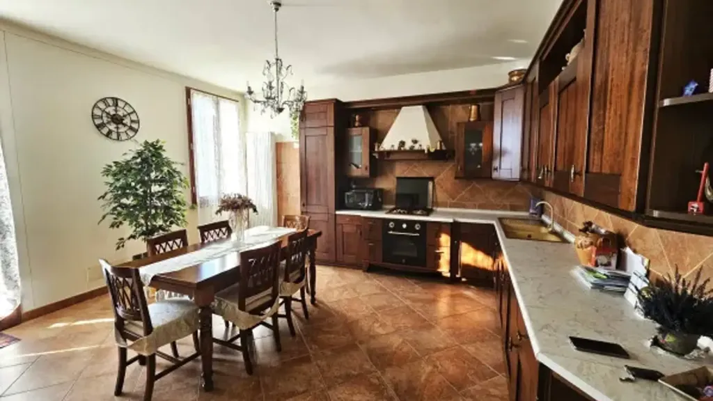 Köök - Rustic-Style Flat with Balcony in Guastalla