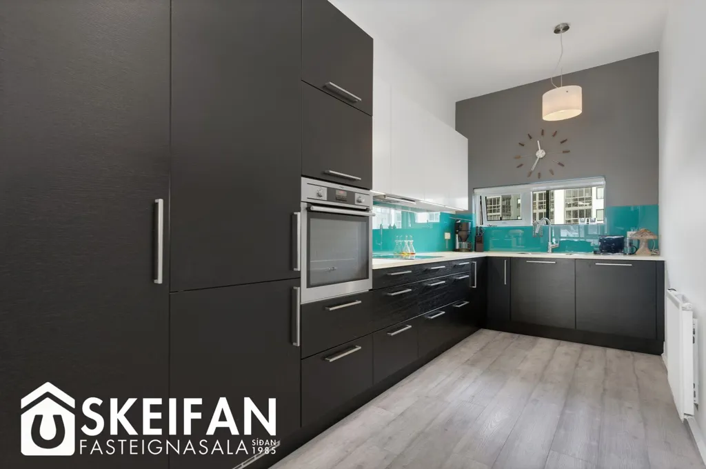Cuisine - Bright 3-Bed Apartment with Balcony in Reykjavik