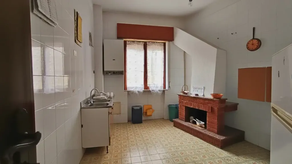 Cuisine - Three-Bedroom Apartment with Balcony in Solofra