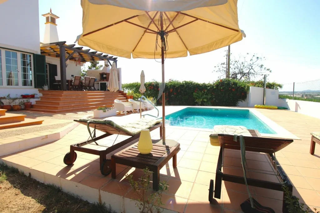 Piscine - House with Pool in Proximity to Faro