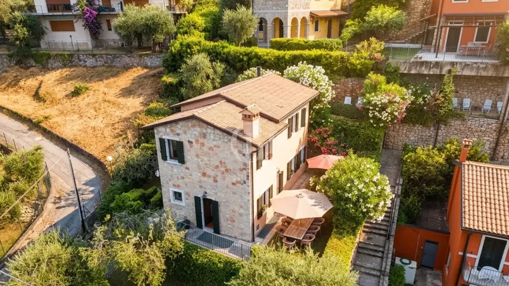 Õhuvaade - Villa with Private Terraced Garden in Brenzone