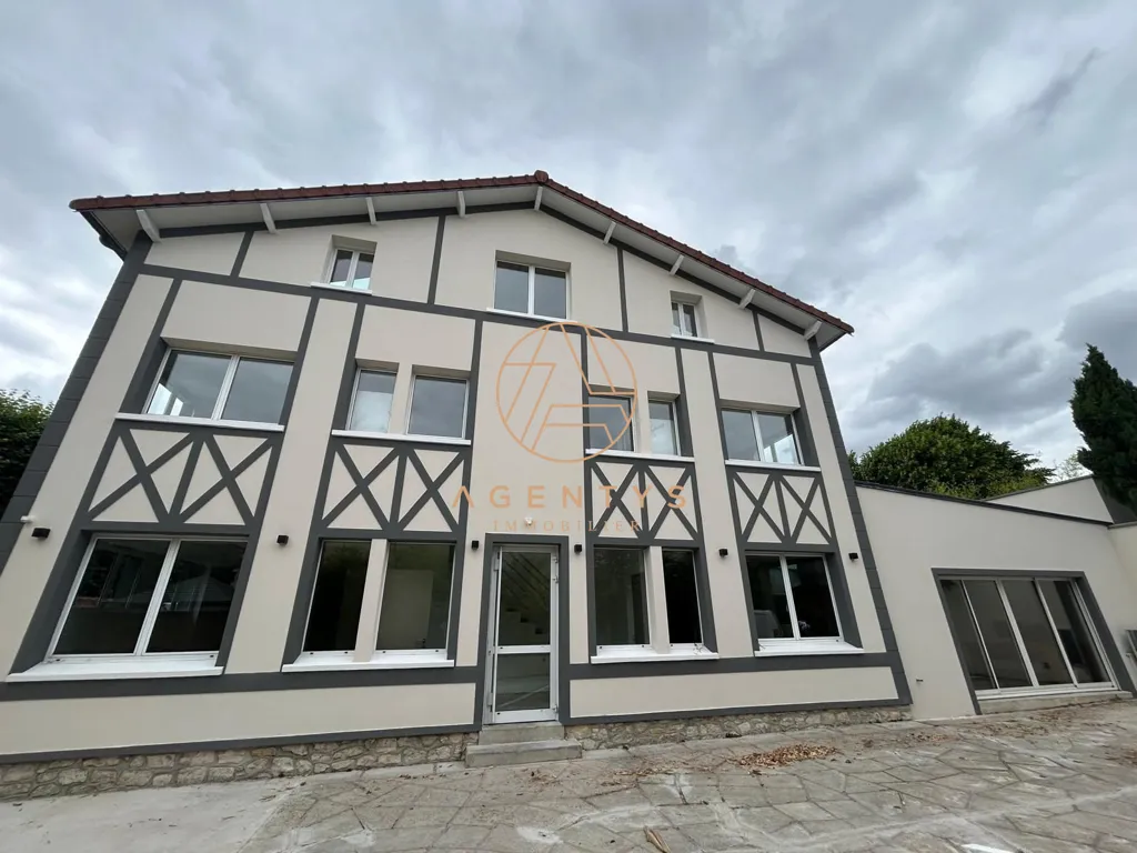 Esterno - Two-Bedroom Flat with Parking in Popular District
