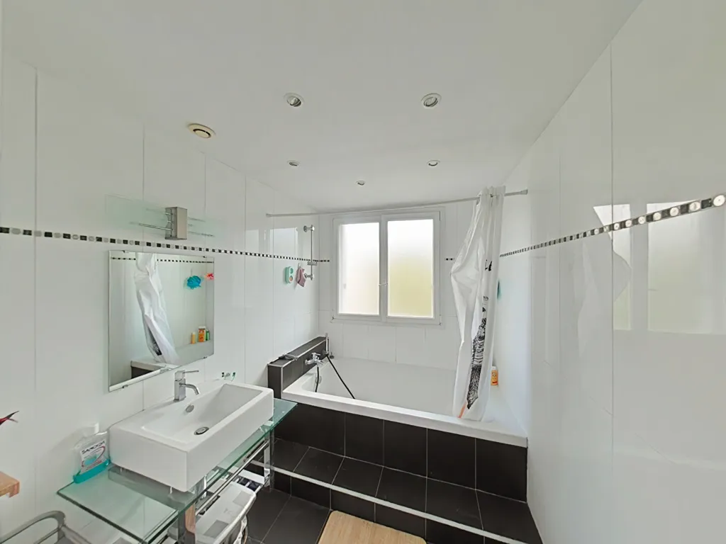 Salles de bain - Appartement 5 Pièces avec Balcons à Joué-les-Tours