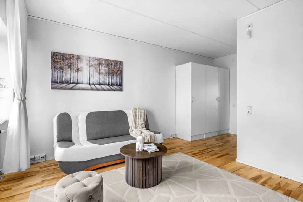 Elutuba - 1st Floor Flat with Balcony in Fruängen