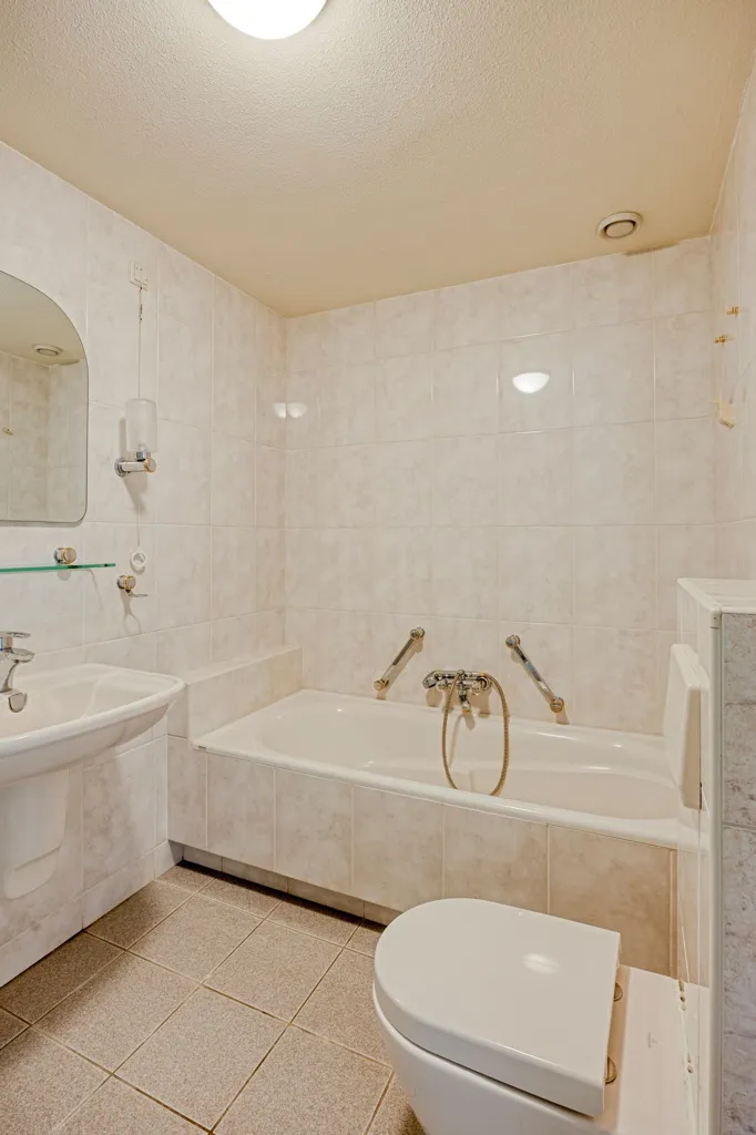 Salles de bain - Spacious Corner Apartment with Balcony in Zoetermeer