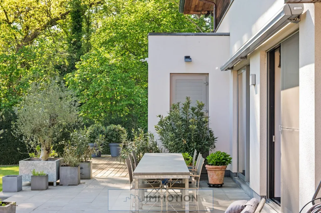 Terrazza - Stylish Villa with South-Facing Garden in Luxurious Setting