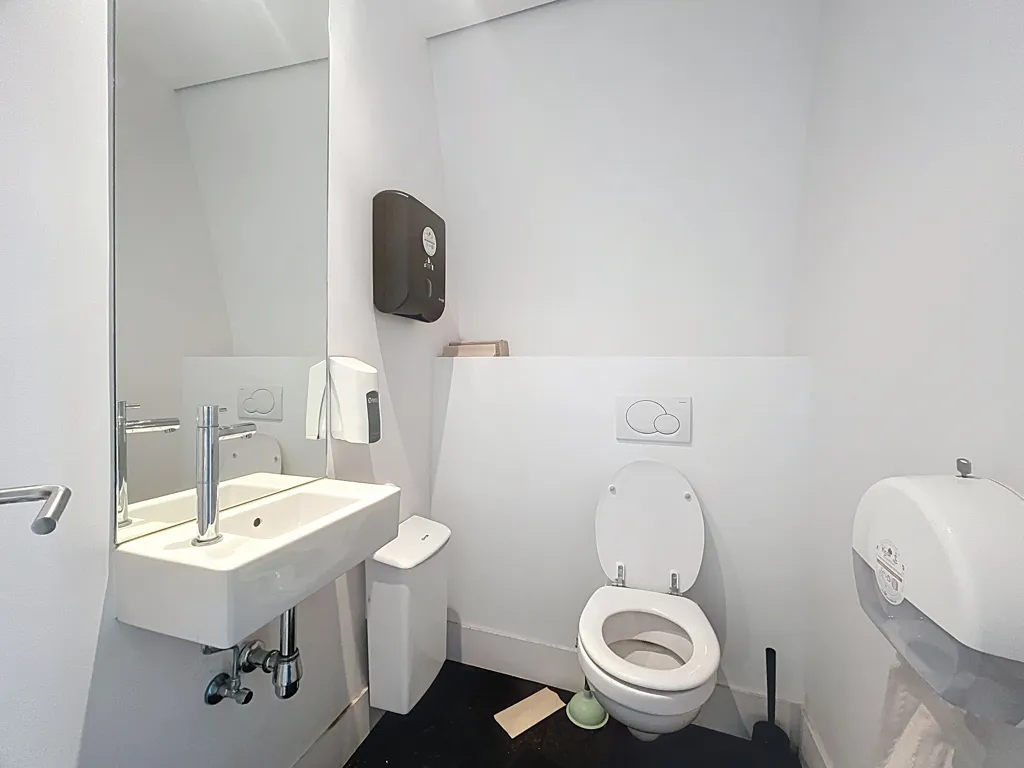 Salles de bain - Espace de Bureau avec Charme Authentique à Bruxelles