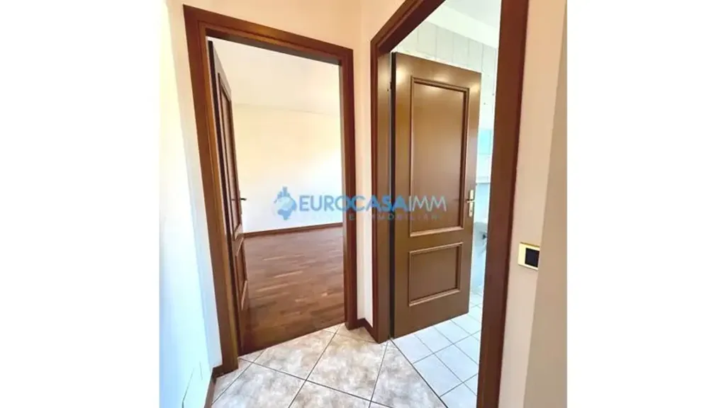 Esik - Spacious 2-Bedroom Apartment with Garage in Carpi