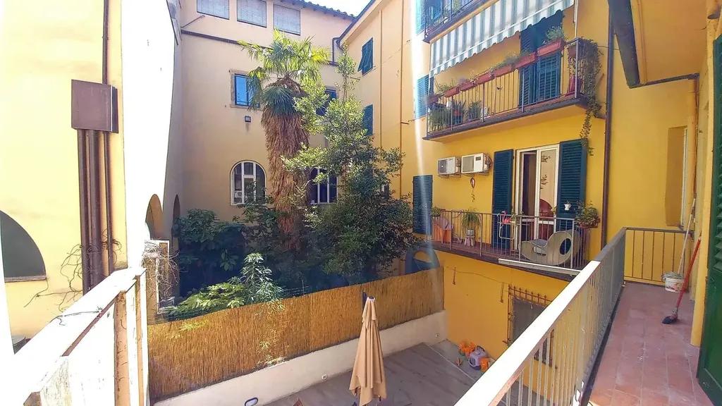 Rõdu - Characterful Flat with Balcony in Florence