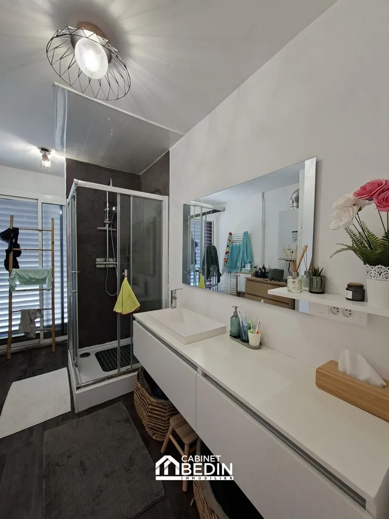 Vannitoad - Bright 3-Piece Flat with South-Facing View in Le Bouscat