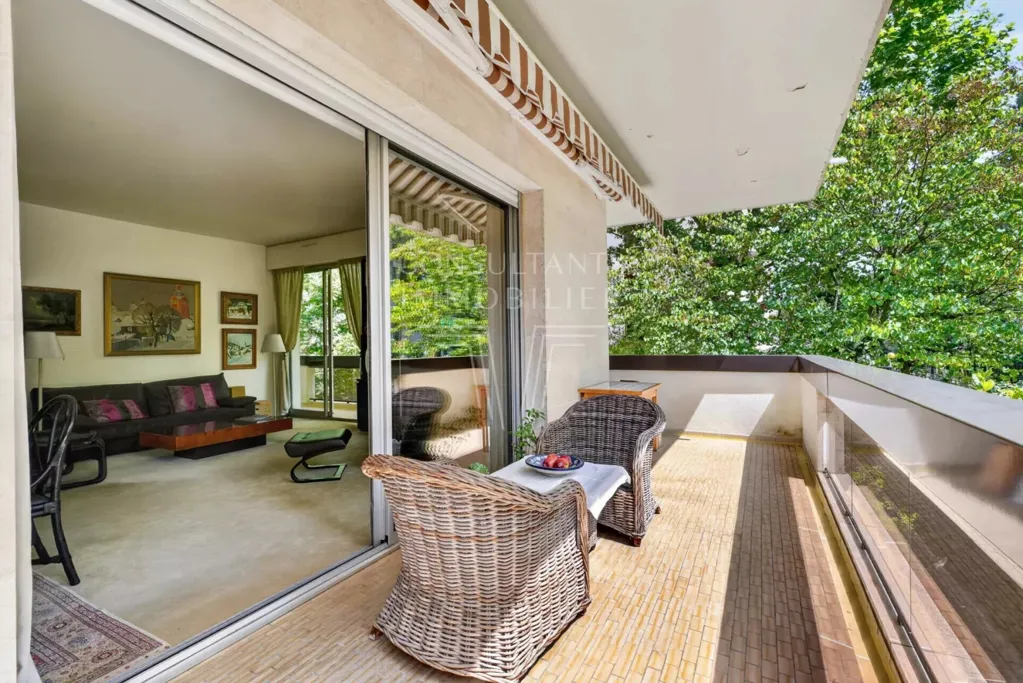 Terrazza - Spacious Apartment with Balcony in Neuilly