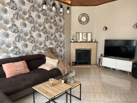 Séjour - Maison avec Dépendances et Terrain à Luxé