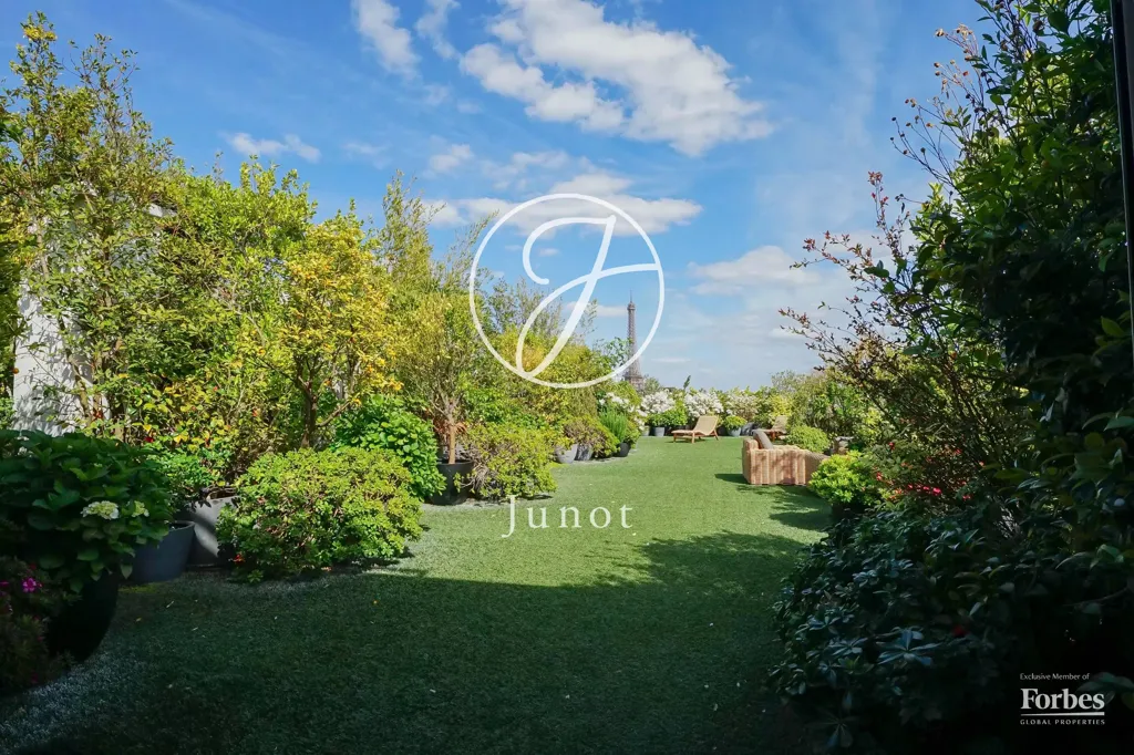 Garden - Penthouse with Eiffel Tower View in Paris 75116