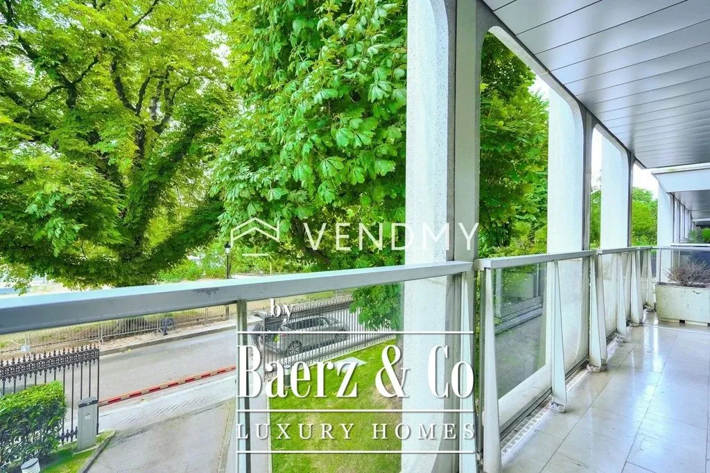 Balcony - Luxury Flat with Garden View in Paris