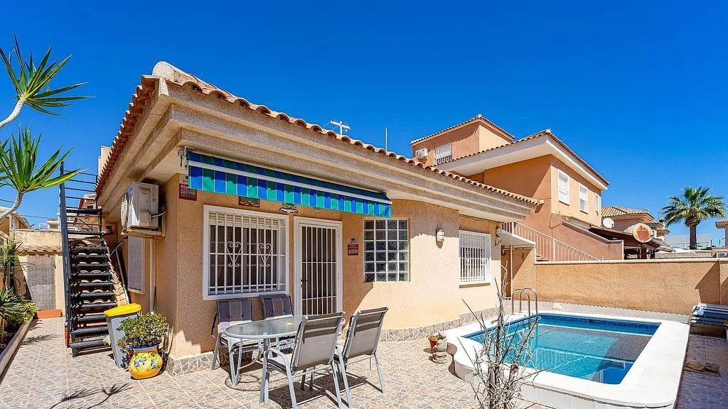 Piscine - Chalet with Pool and Terrace in Punta Prima