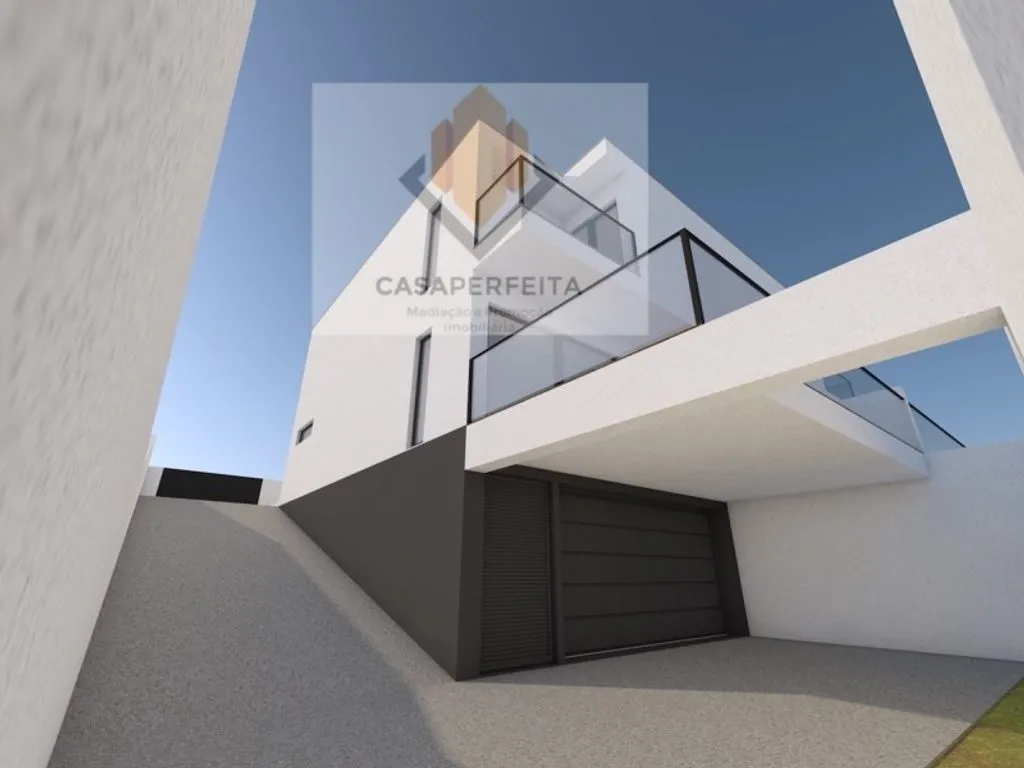 New 3-Front House with Garden in Canelas
